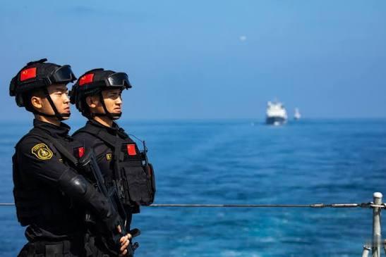 1.美国距离中国遥远，中间隔着太平洋。美国在西半球，中国在东半球。2.两国人口数