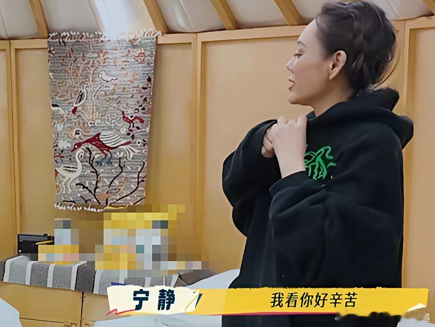 深夜,张柏芝在对着电话讲:“不好意思大家,我还没熟悉电话怎么用,所以我尽量把我的