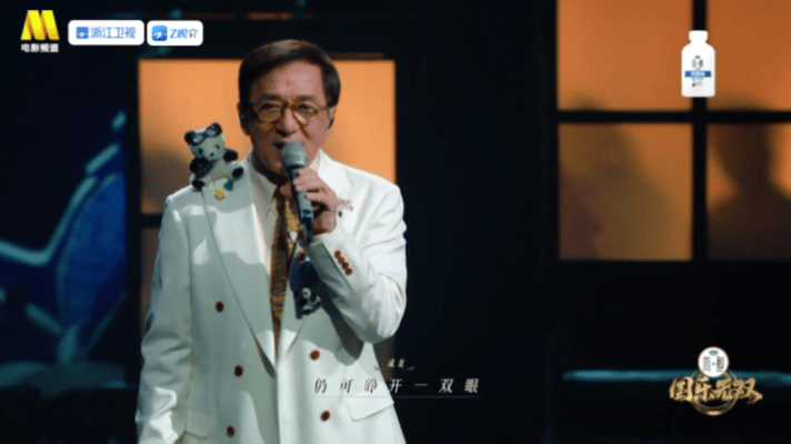 成龙是有什么把柄在吴彤手上吗作为看着成龙电影长大的人，真没料到他会唱这种甜歌。一