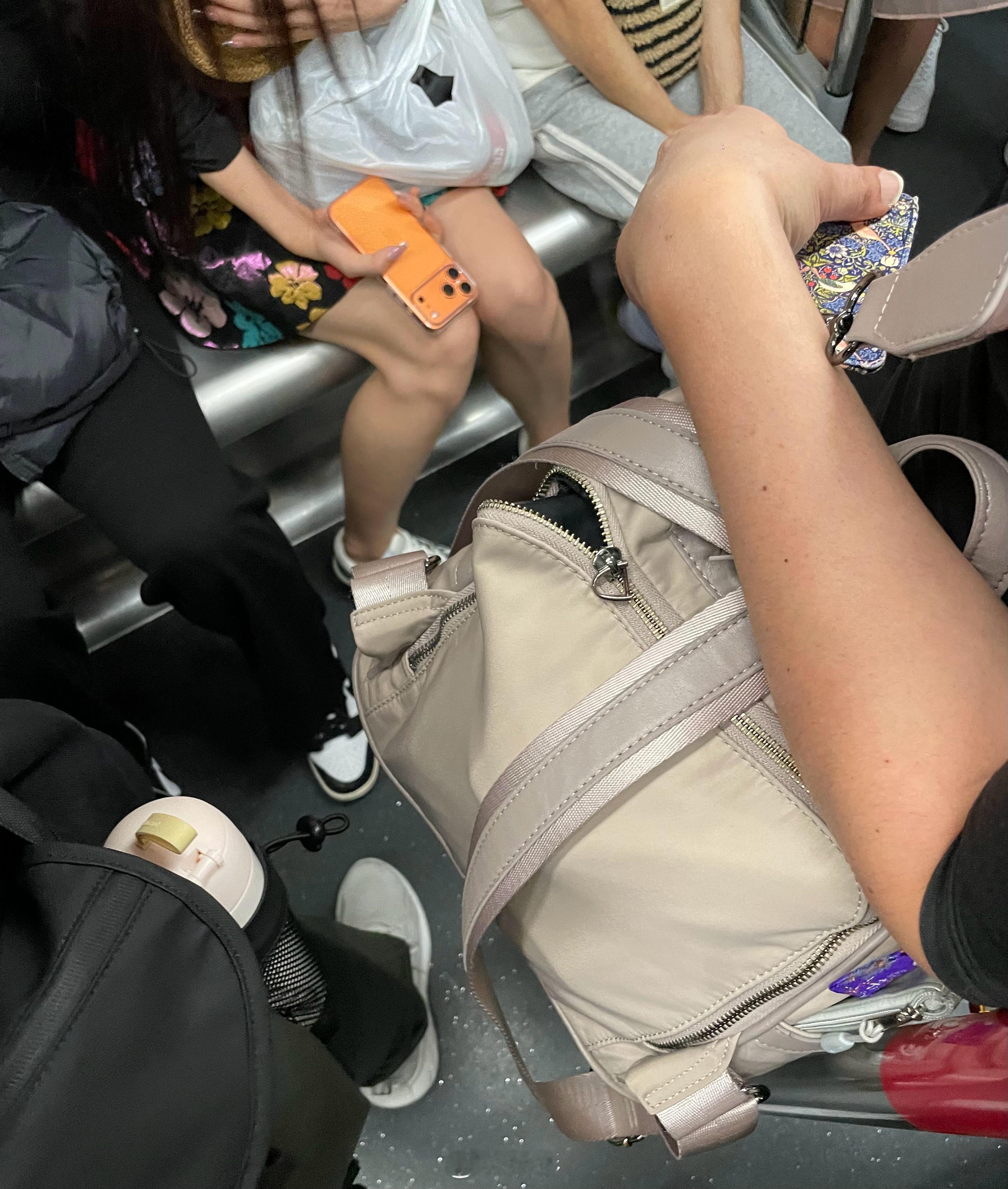 消费升级，香港地铁随处可见最新款iPhone！