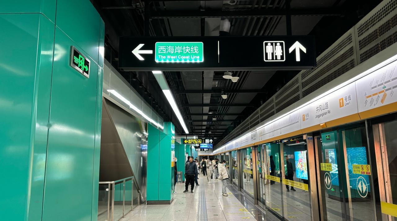 【青岛地铁啄木鸟】𝟓𝟏𝟑𝟔.吊挂🚇1号线井冈山路站台中部楼梯有一