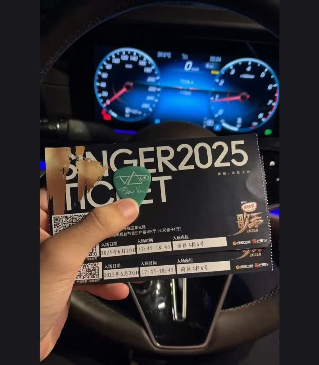 陈楚生扔拨片这一下。谁懂啊！这就是帅、就是酷。这是属于摇滚“生”的爱