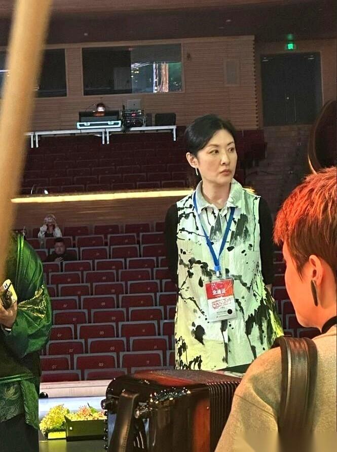 刷到她现在的照片，愣了三秒。很多人说她老了，脸上有了“凶相”。我盯着那张脸看