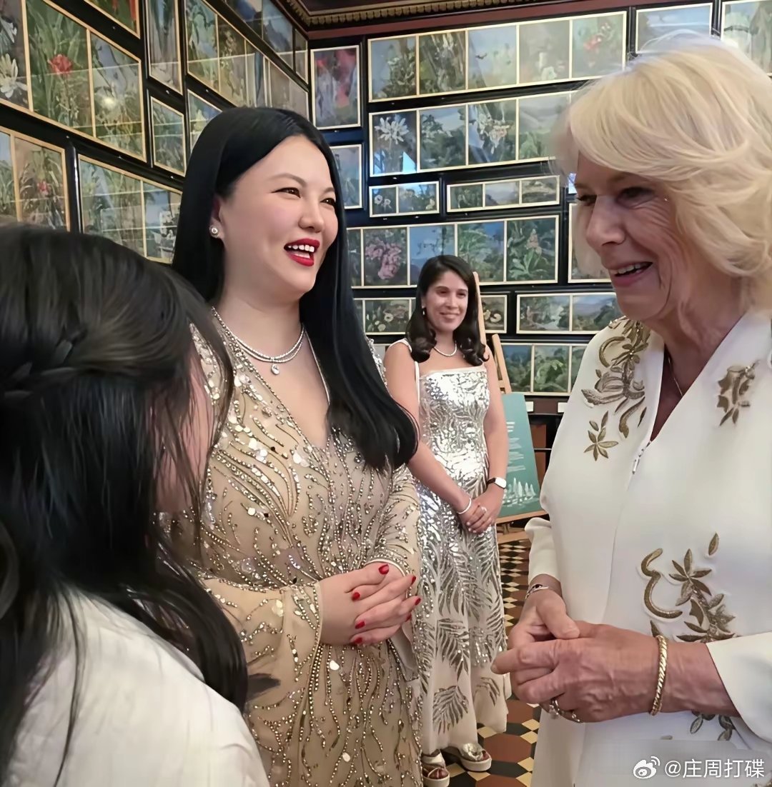 王诗龄融入英国王室圈，穿露肩长裙超有范，还与碧翠丝公主合影了，李湘的人脉绝了，轻
