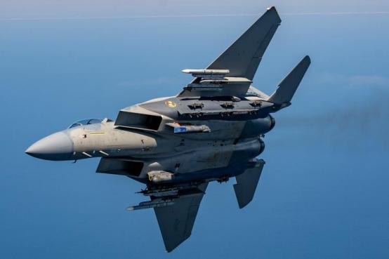 美军还在伊拉克库区撤军，伊朗远程火力突袭，F-15E紧急升空拦截，依旧没能挡住打