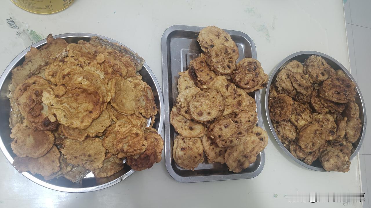 炸了一晚上，够孩子吃一星期的，藕盒好吃，就是太麻烦。