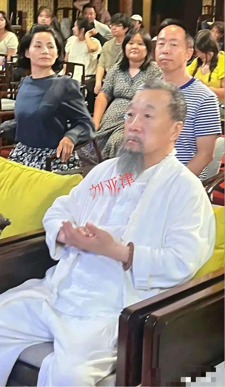 如果不点明，很难相信这位仙风道骨的人竟然是刘亚津，印象中的他总是一副乐呵呵的喜剧
