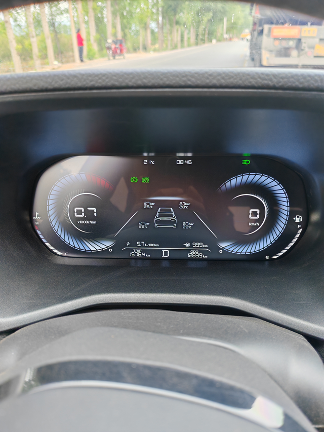 自动挡帝豪尊贵版我们居住在山区县城，主要是在省道和旅游线路上行驶，公路上大车及