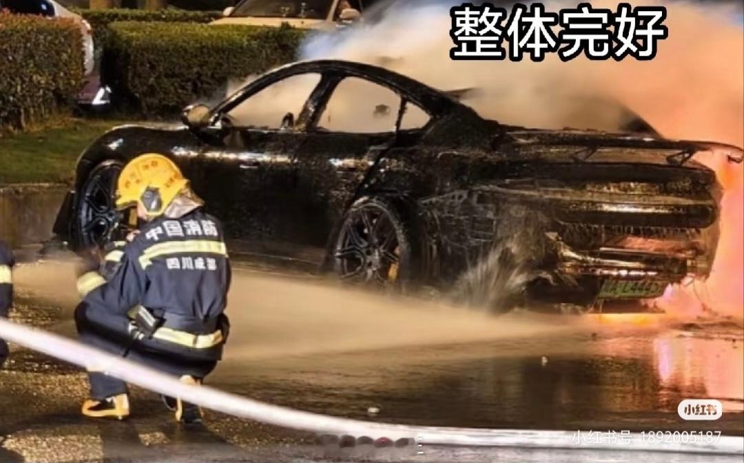 从这张图可以看出车门没有明显变形，打不开只有两个原因：1.没解锁，2.解锁了