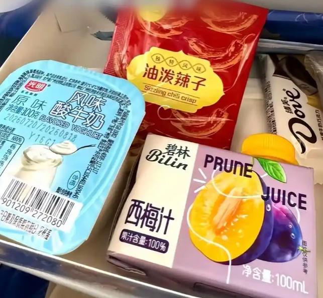 8月7日报道一航班疑似向机上100多名乘客发放了西梅汁，不少乘客误以为是普通果汁
