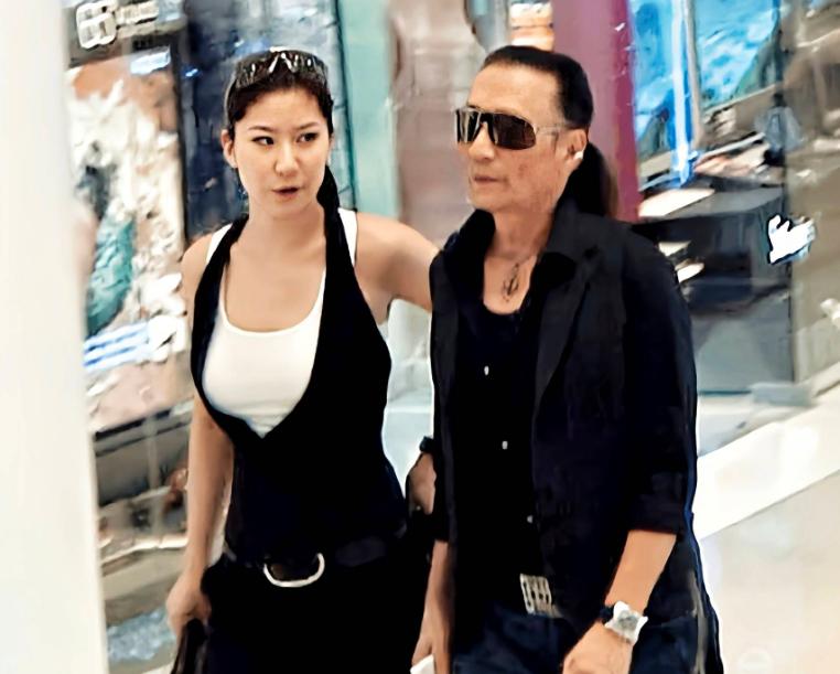 “给你2000万青春损失费，分手吧！”2008年，82岁的谢贤冷酷地把钱甩在32