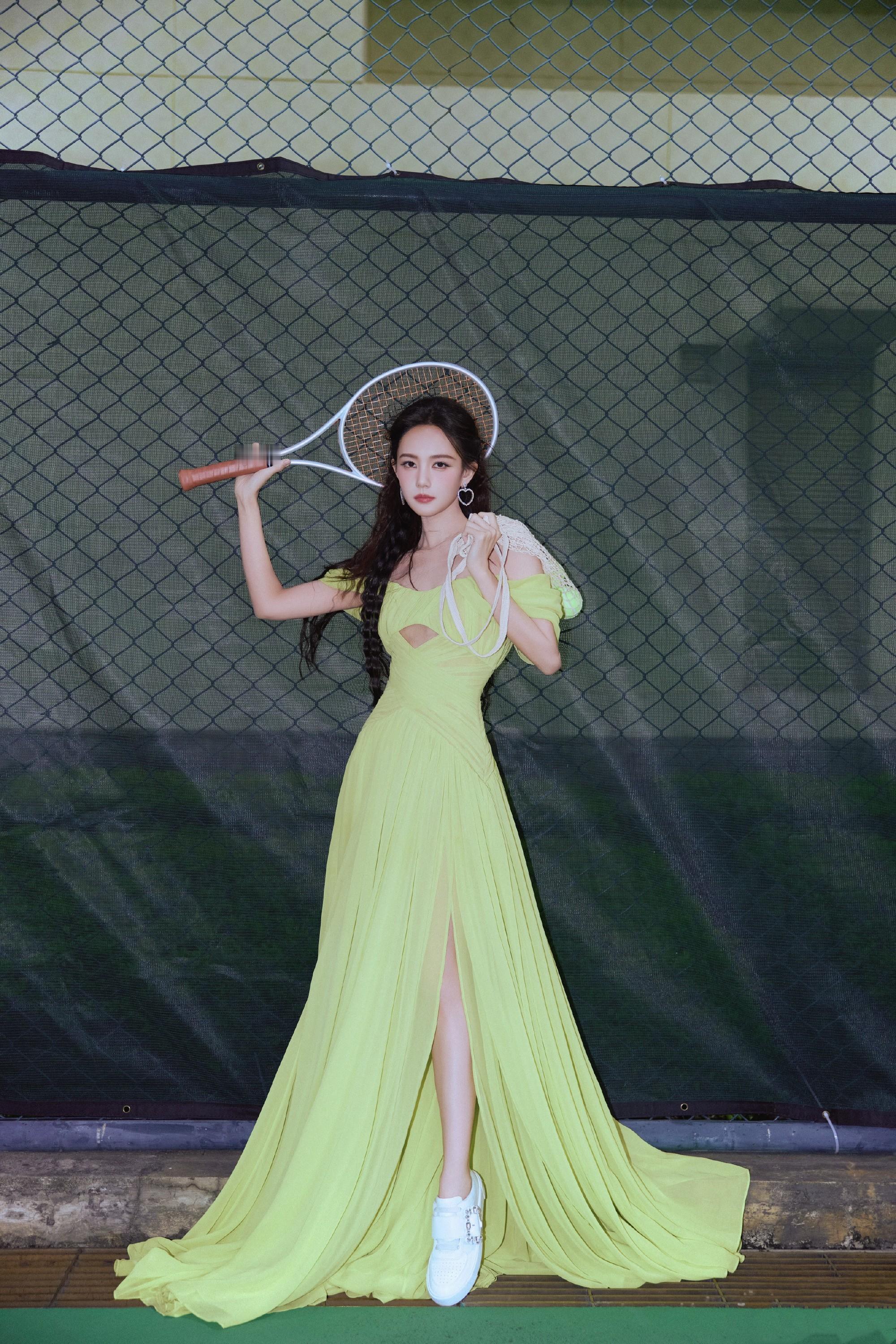 李一桐网球少女：绿裙轻盈，酷美灵动。李一桐