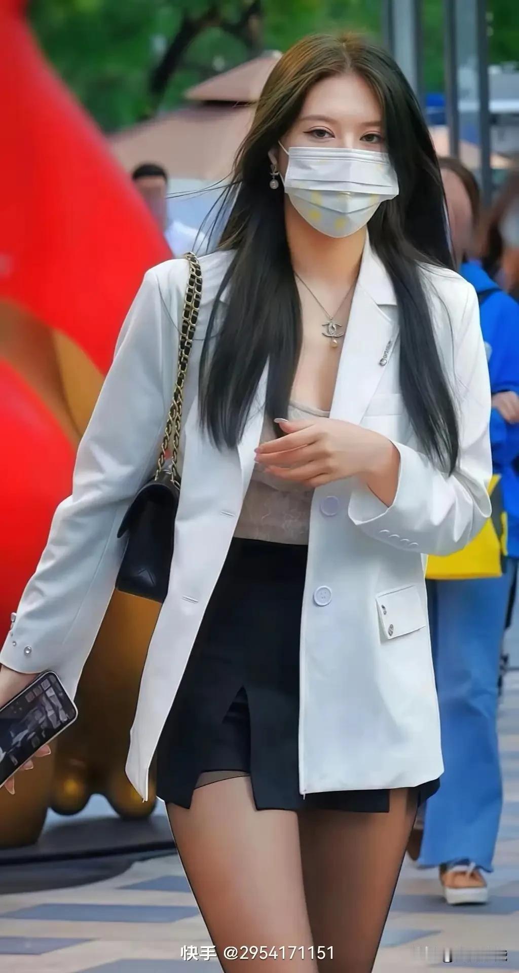 都市时尚女郎，白西装搭配黑短裙，自信满满走在街头！👠💄👗