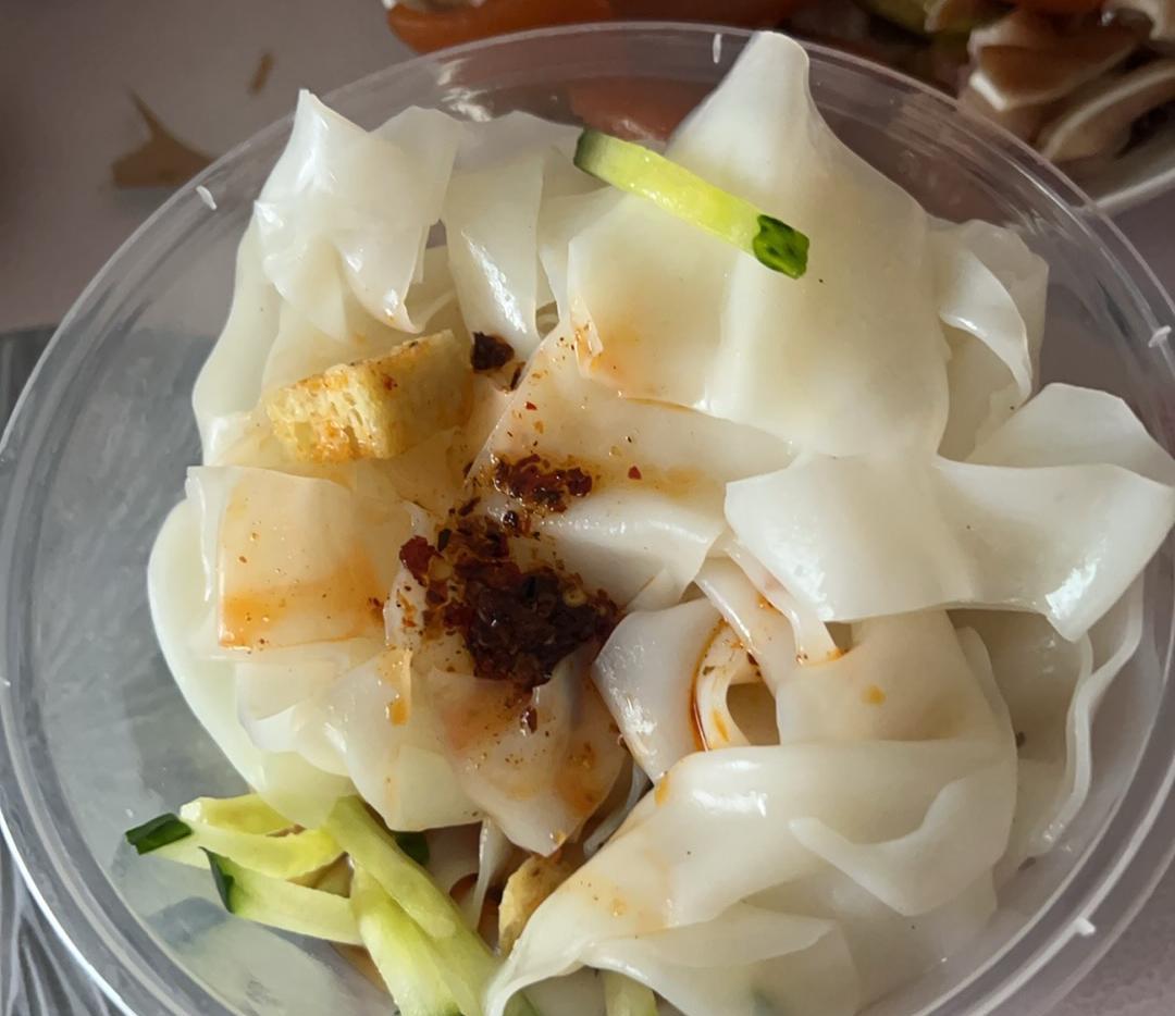 #夏日生活随记#今天中午下班比较晚，没有时间做饭了，于是就在小区门口的超市买份凉
