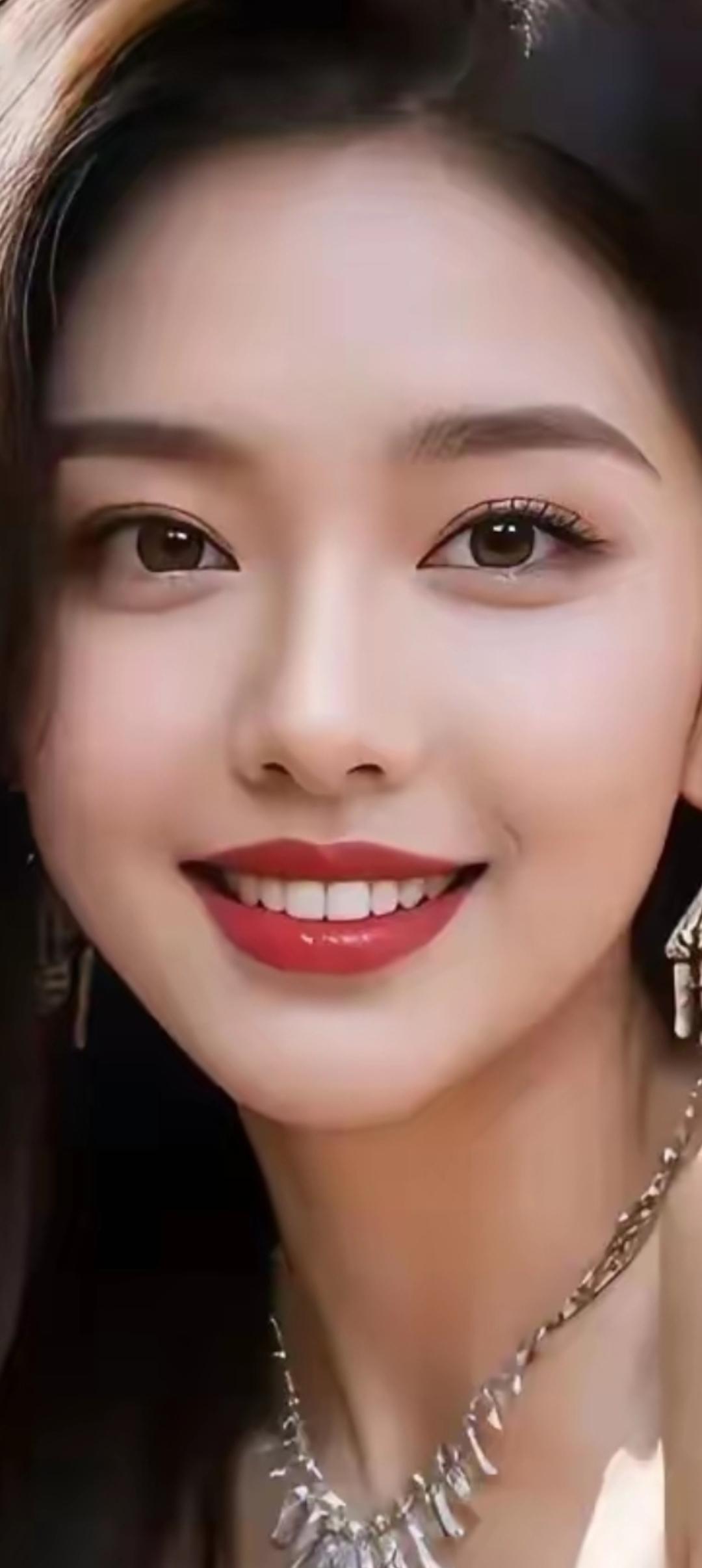 甜美笑容，闪耀耳环，时尚项链，完美妆容，元气满满的一天！😊✨