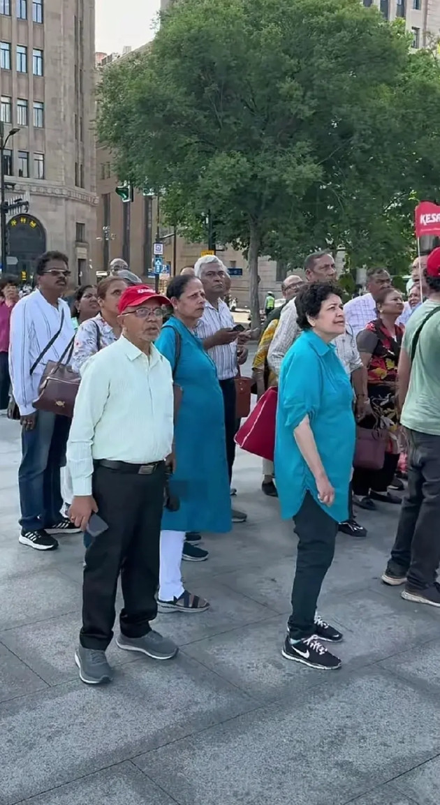 印度游客在上海街头狂拍感叹：这不可能！中国网友却吵翻了…最近，一群印度游客在
