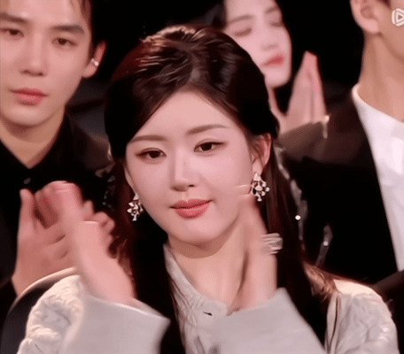 23年和25年的赵露思区别还是挺大的吧大得和我国的科技领域的发展一样大粗分的话都