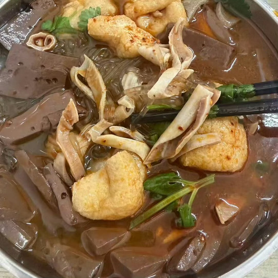 唯有美食不可辜负好久好久没有吃这一口了午饭当然是吃金中鸭血粉丝汤了还是我心心念念