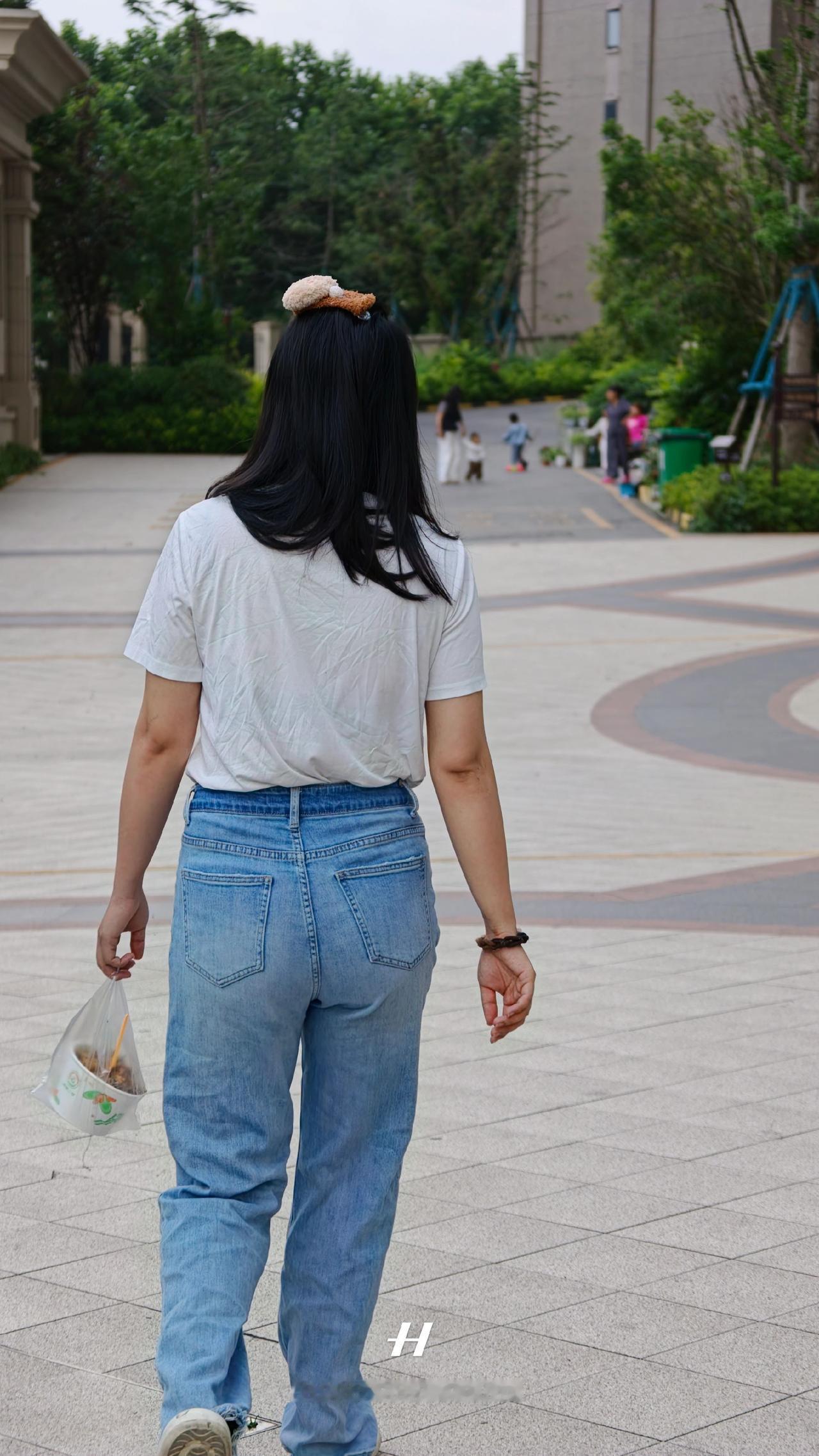 组图｜慢走人间，用镜头收藏细碎温柔。牛仔裤美出高级感完美身材