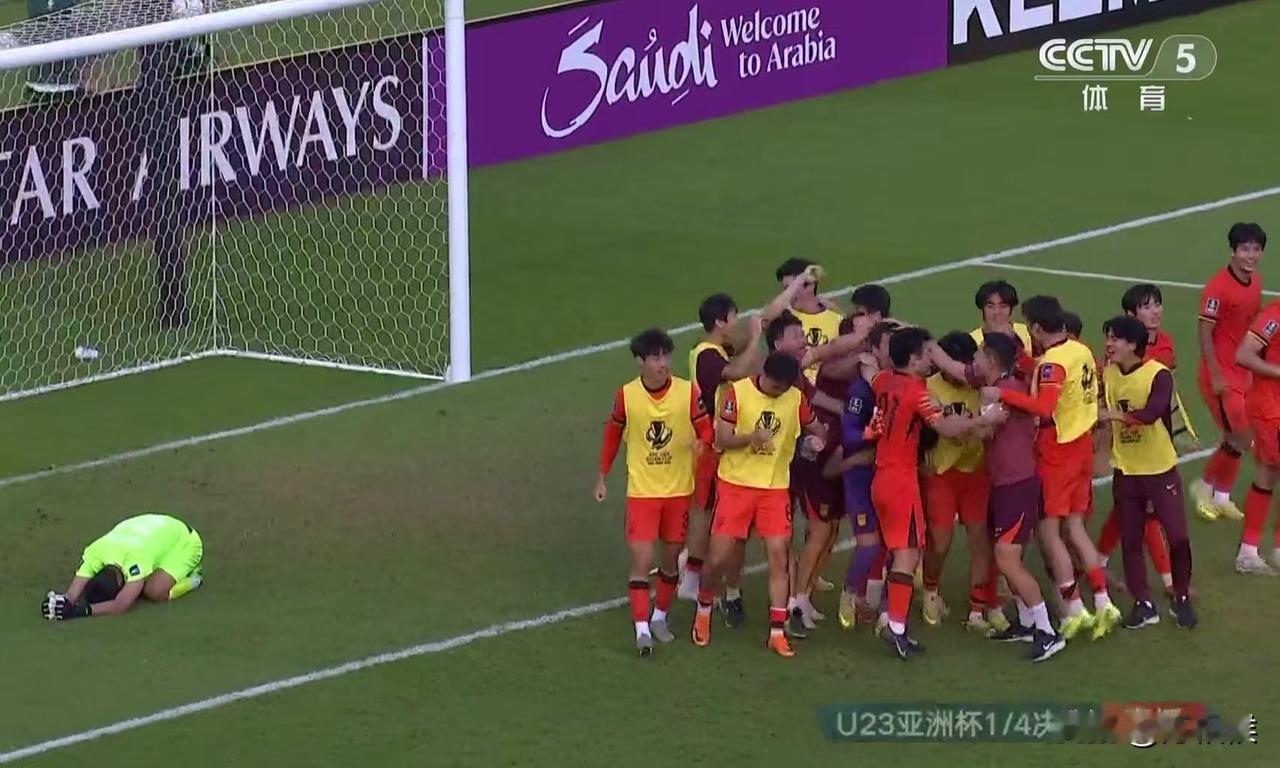 乌兹别克斯坦的门将跪了，打韩国2比0没毛病。当常规赛上半场压着打时，梦想在90分