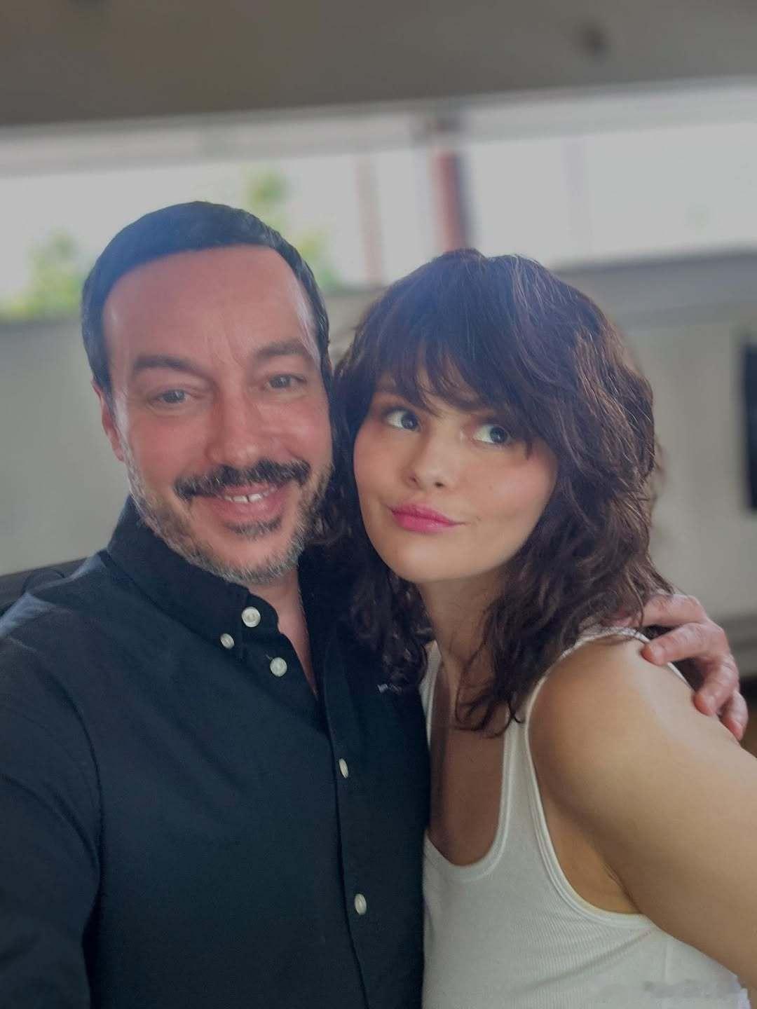 更多SelenaGomez赛琳娜戈麦斯以新造型和发型师OrlandoPita