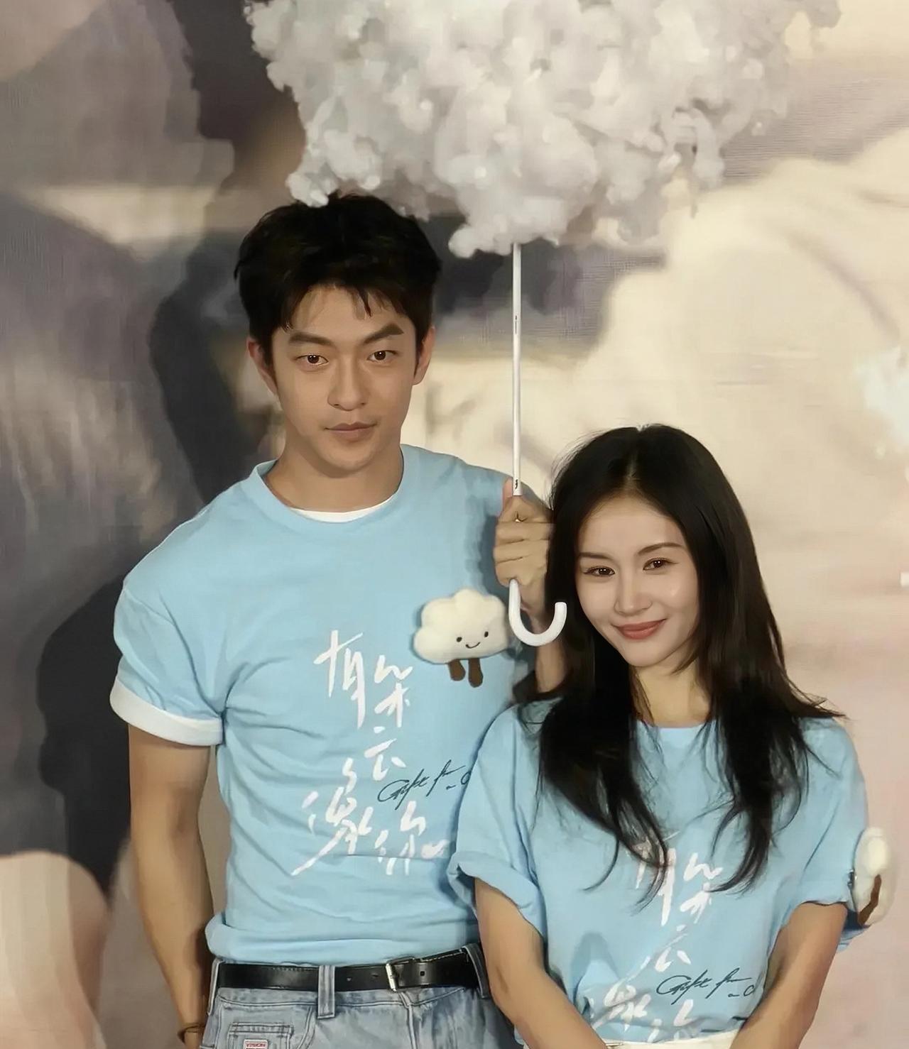 近日，王子文与屈楚萧现身上海，为电影《有朵云像你》路演。看到屈楚萧穿的牛仔马裤