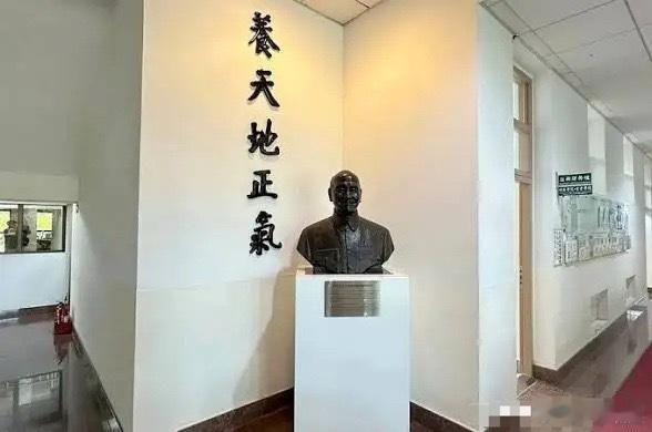 东吴大学正式移除蒋介石铜像网友轰：忘恩负义没有他哪有东吴大学。历经学生社团长