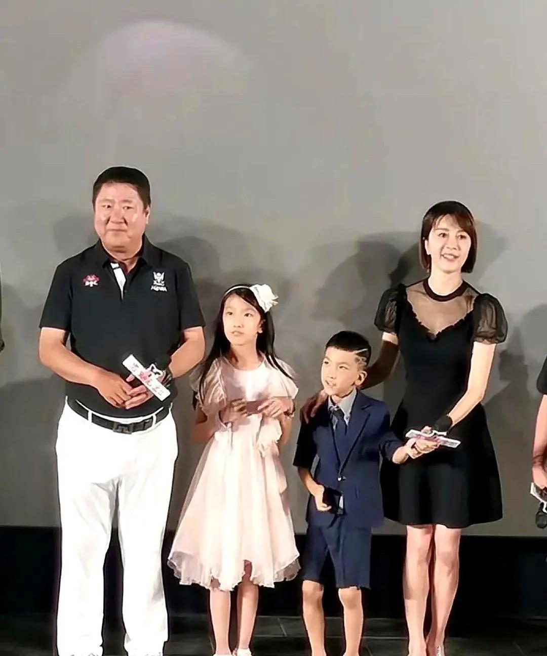 金巧巧估计很后悔吧，不是后悔说演不了农村人被嘲，也不是后悔跟吴启华分手，而是