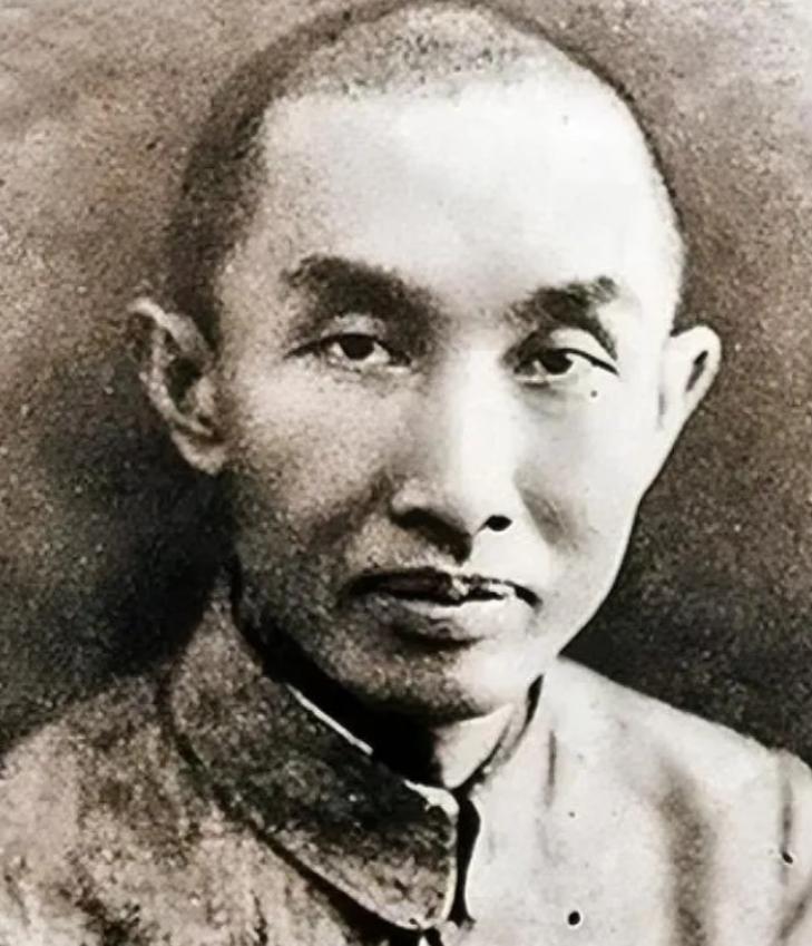 1952年，“一代船王”卢作孚在家里吞服了大量安眠药后，决绝地离开了这个世界，他