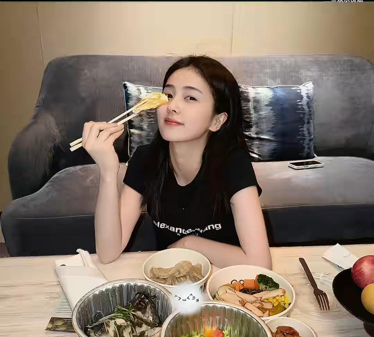 白鹿赶去海口录跑男，飞机上一口餐都没碰，落地就乖乖干饭啦。看着又瘦又乖，真的让人