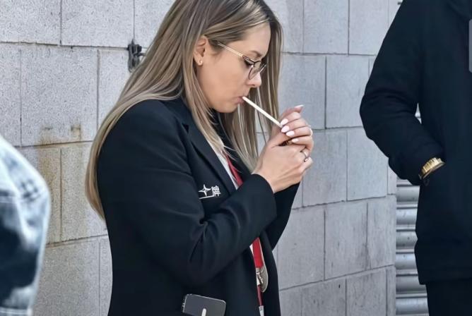 我敢肯定，很多人一直以为斯诺克美女裁判波兹洛娃不仅专业又有颜值，却没想到她私下也