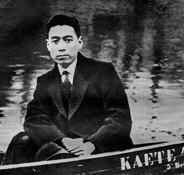 1975年，毛泽东在长沙休养，周恩来抱病前往。这是他们最后一次相见。饭桌上，