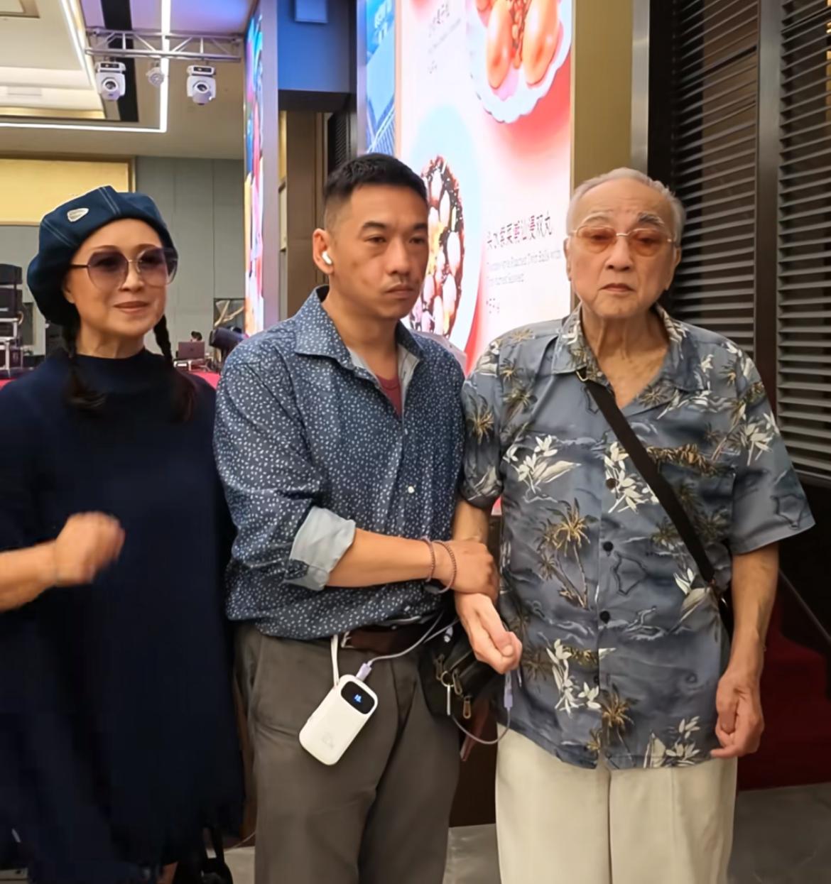 这真是挣钱不要命啊！84岁知名港星卢海鹏中山开演唱会，唱歌时站立不稳，险些跌倒