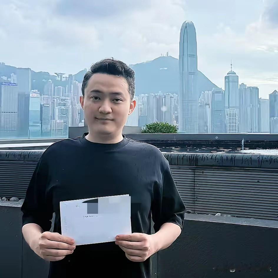 孙宇晨越努力越心酸越自证越像笑话网传他跑路离港，他直接举着张小纸条，
