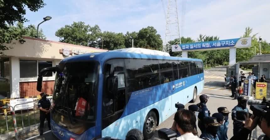 据悉，前总统尹锡悦方面正准备对法务部长官郑成浩提起诉讼，指控其“发布虚假信息”。