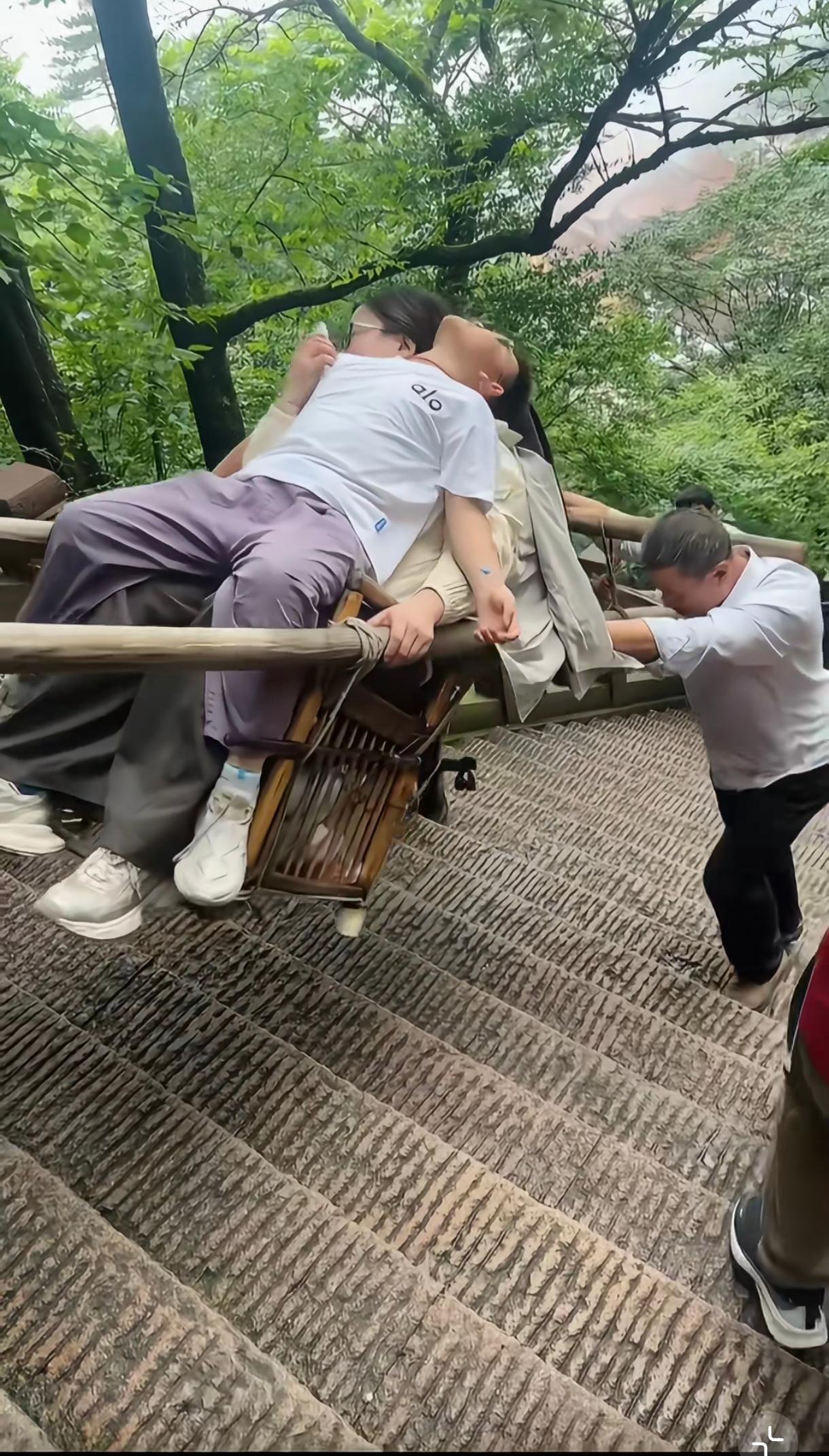 每人100可以了吗？一般只能坐一个人的～怎么坐两个上去了。挑夫喘着粗气，好累啊。