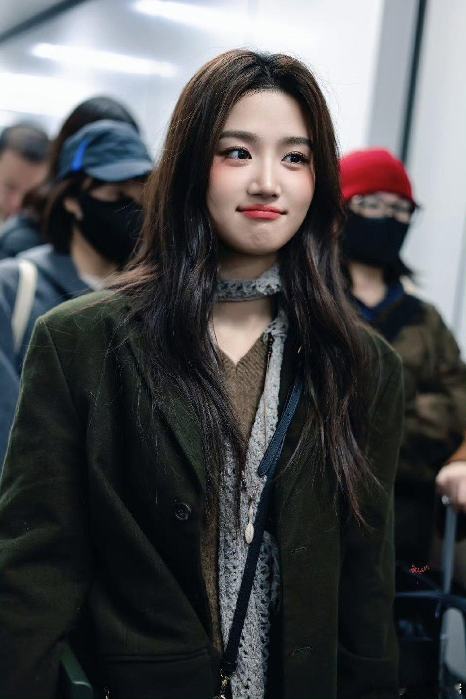 今日份的卢昱晓是老公级别的这套穿搭很美啊啊啊有胡羞那味了！！噜噜好好休息噢！