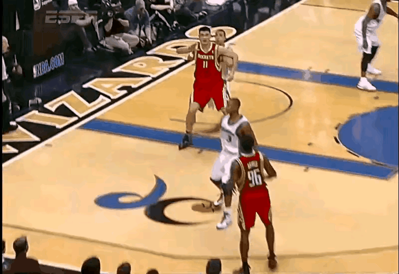 麦基：姚明是我生涯对位过的最难防的球员！看看姚明当年是怎么欺负小麦基的，背身接