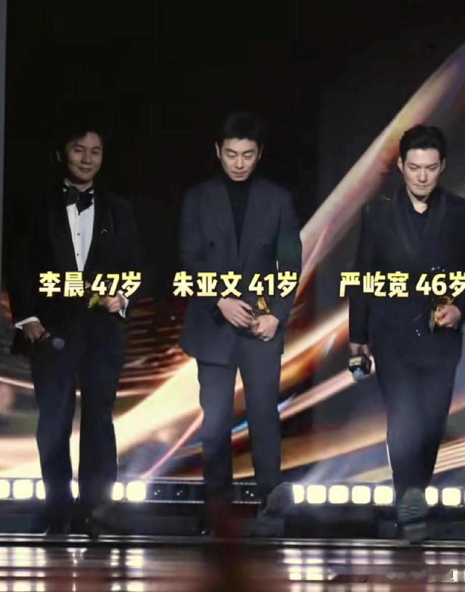朱亚文和严屹宽因为国剧盛典的同台，引发了网友对他俩的作品讨论。其实从站位就能