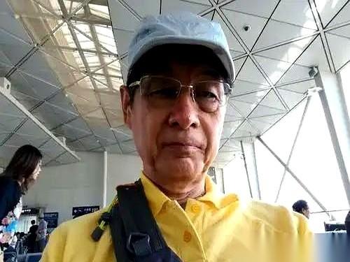 “啪。”一本暗红色的日本护照，顺着甘肃某景区的售票窗口凹槽，硬生生塞了进来。一