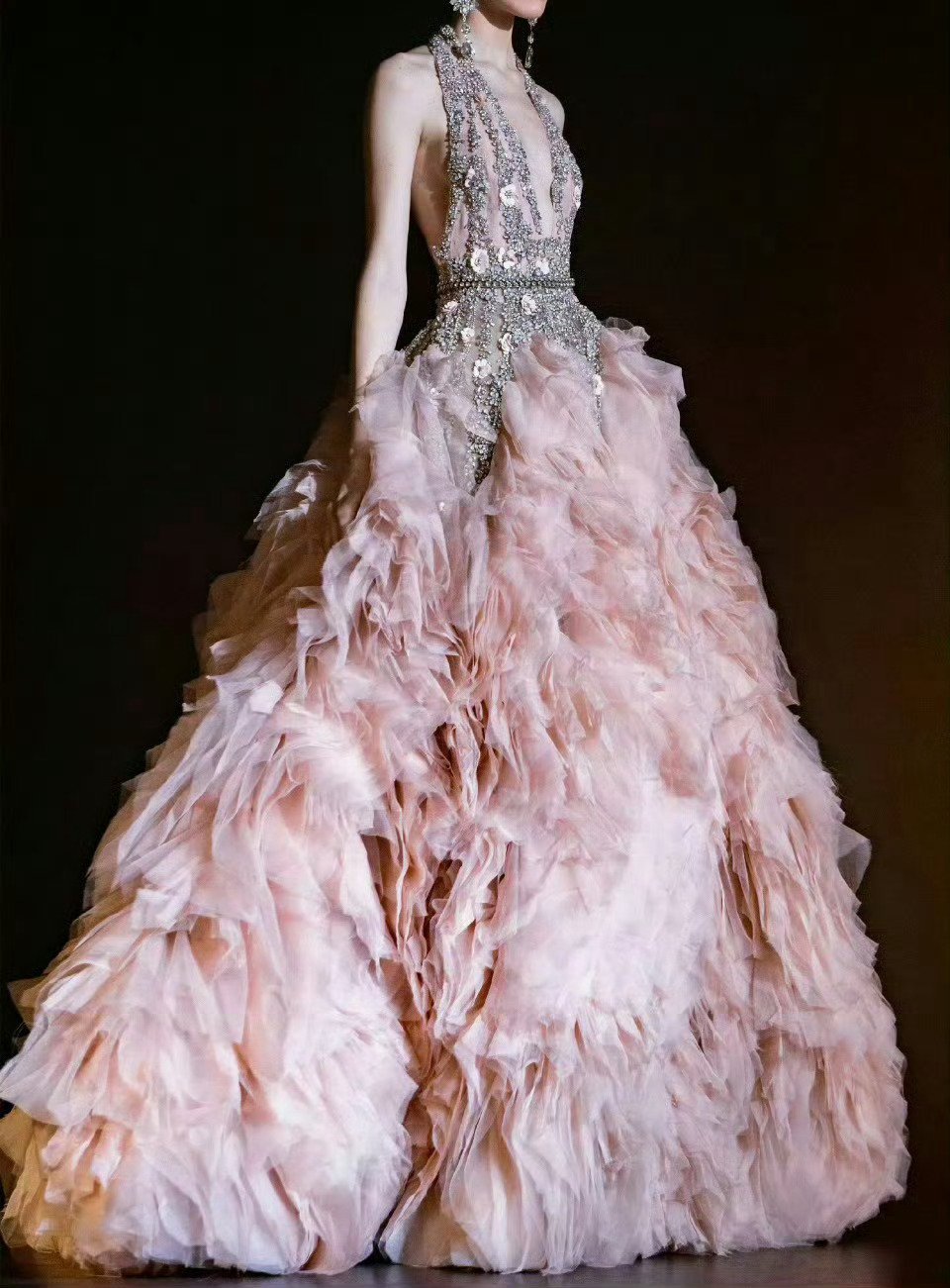 这条裙子让我想起了一位内娱女明星，她的名字是_______