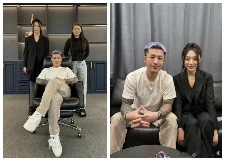 “仙家”扛旗人新老交接合影，仙洋滑稽整活险摔倒！仙洋晚间发朋