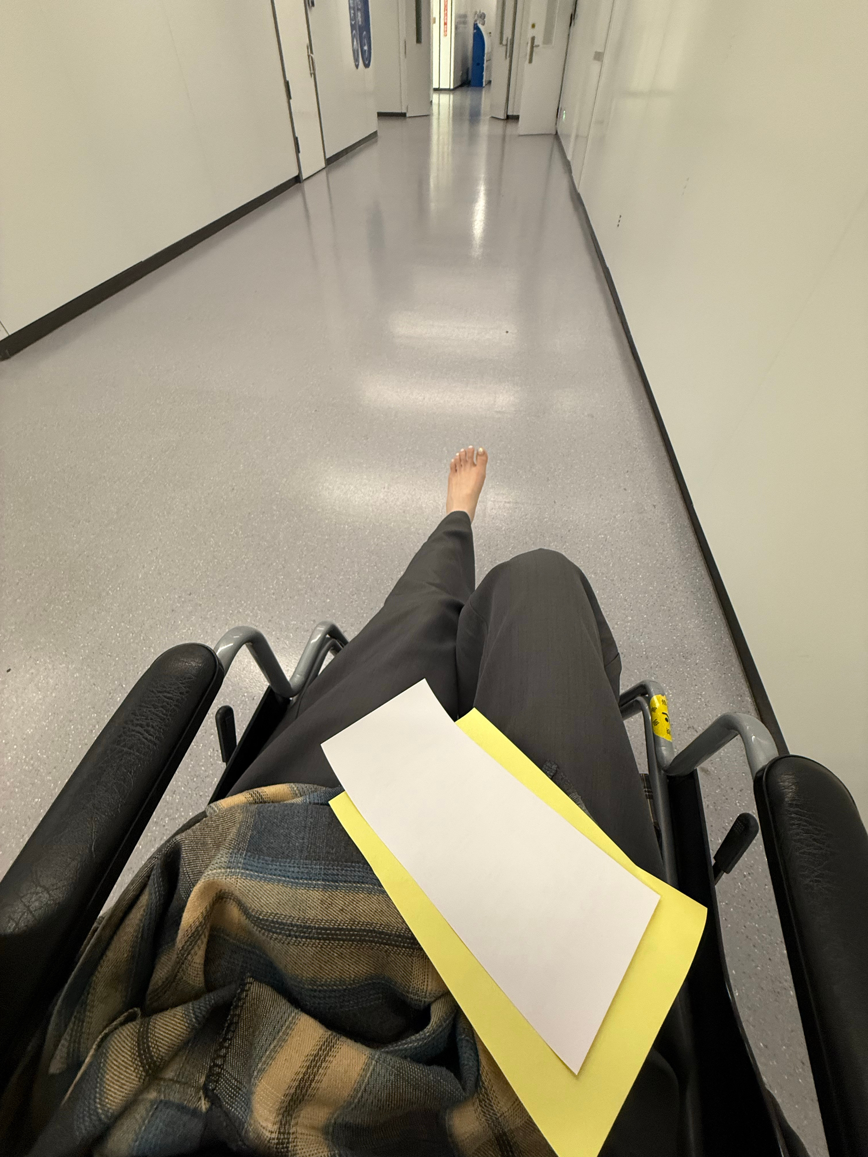 太倒霉了！！！明天出发去旅游，今天把脚崴了​​​