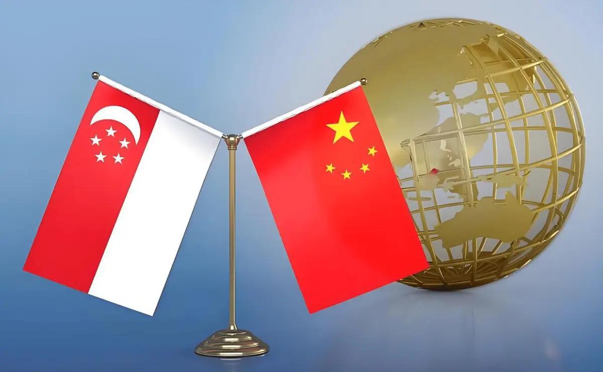 中美起冲突，新加坡挺美国。中日起冲突，新加坡挺日本。中菲起冲突，新加坡挺菲。中印