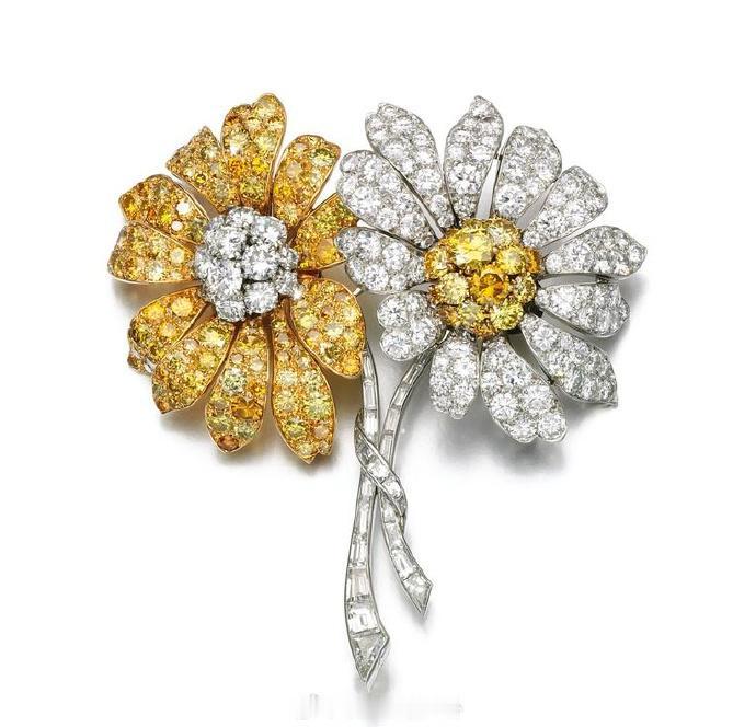 曾属于泰国王太后诗丽吉的梵克雅宝钻石胸针,比较经典的双色雏菊设计,作为通贩款畅销