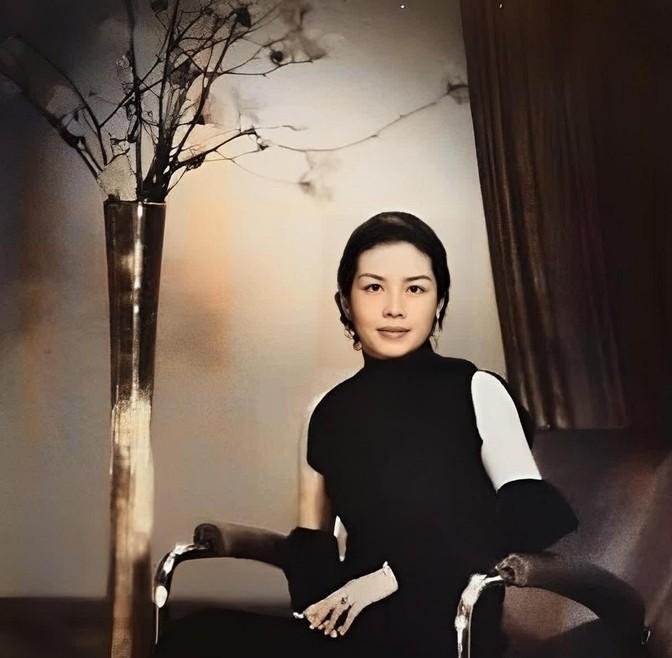1935年，一个妓女扯着张伯驹的衣角请求道：“带我走吧！我还是处女！”张伯驹于心