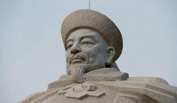 1876年，64岁的左宗棠打到新疆敌占区时，忽然冒出一百来个衣着破烂的清朝官兵
