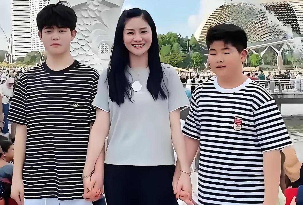 胡可把沙溢的两个儿子养的可真好呀，这俩孩子一看就是心地特别善良，三观特别正的那种