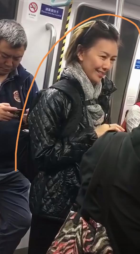 不敢相信那么大牌的歌手，竟然一个人坐地铁身边没有保镖，更没有助理这位就是默默