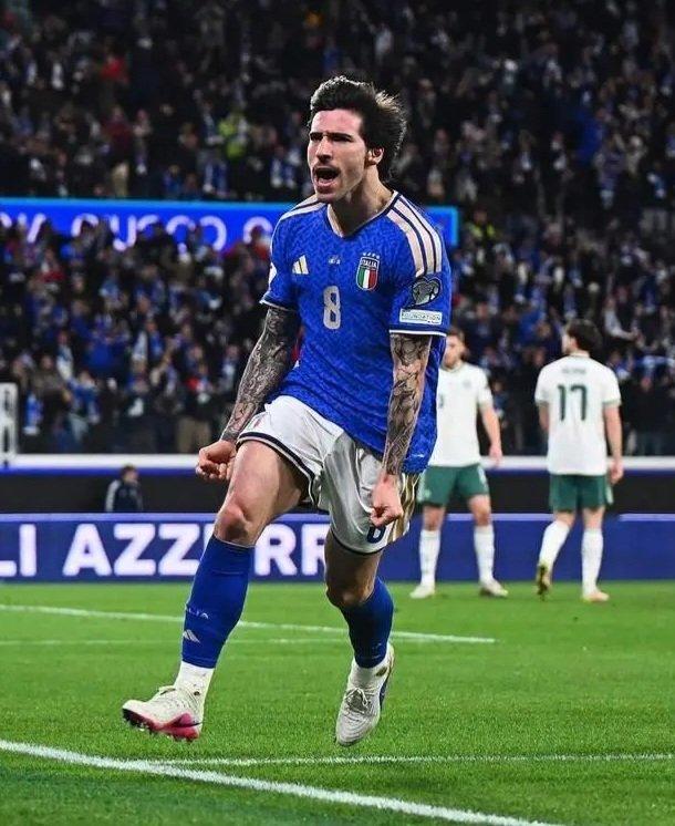 最喜欢还是安切洛蒂那支米兰，很多球星都喜欢，包括因扎吉、卡卡、舍甫琴科、内斯塔、